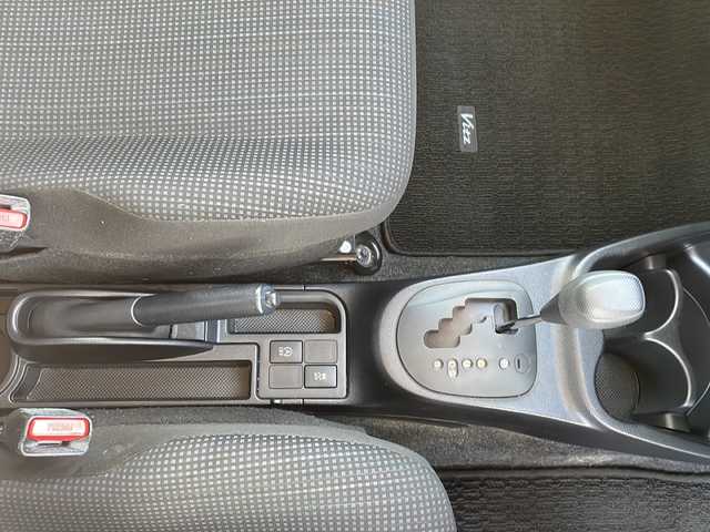 トヨタ ヴィッツ F 香川県 2017(平29)年 7.2万km シルバーM 純正ディーラーナビ（フルセグTV/CD/DVD/BT)/バックカメラ/ドライブレコーダー/純正フロアマット/オートマチックハイビーム/ビルトインETC/リモコンキー