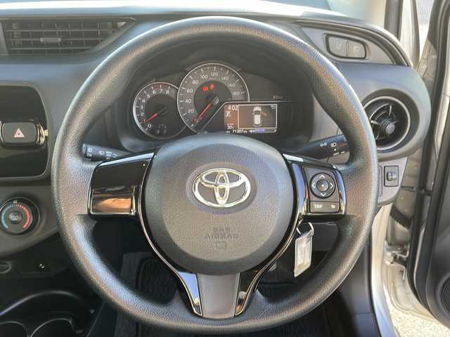 トヨタ ヴィッツ F 香川県 2017(平29)年 7.2万km シルバーM 純正ディーラーナビ（フルセグTV/CD/DVD/BT)/バックカメラ/ドライブレコーダー/純正フロアマット/オートマチックハイビーム/ビルトインETC/リモコンキー