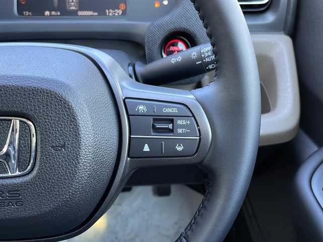 ホンダ フリード ハイブリット e:HEV AIR EX 山口県 2025(令7)年 0.1千km プラチナホワイトパール 登録済未使用車/純正9インチナビ/・applecarplay/・androidauto/・フルセグTV/・Bluetooth接続/アラウンドビューモニター/Honda SENSING/・衝突軽減ブレーキ/・踏み間違い衝突軽減システム/・急アクセル抑制機能/・路外逸脱抑制機能/・歩行者事故低減ステアリング/・渋滞追従機能付アダプティブクルーズコントロール/・車線維持支援システム/・トラフィックジャムアシスト/・先行車発進お知らせ機能/・アダプティブドライビングビーム/・標識認識機能/・ブラインドスポットインフォメーション/・後退出庫サポート/ハーフレザーシート/シートヒーター/USB入力端子/スマートキー/プッシュスタート/スペアキー1本/両側パワースライドドア/純正LEDライト/純正15インチアルミホイール/ウィンカーミラー/保証書/取り扱い説明書