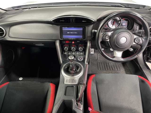 トヨタ ８６ GT 神奈川県 2017(平29)年 6万km クリスタルブラックシリカ ６速ＭＴ/社外７型ナビ(CN-RE05D)/(CD/DVD/SD/BT/フルセグTV)/Ｂカメラ/ＥＴＣ/ＬＥＤヘッドライト/フォグランプ/純正１７インチアルミホイール/プッシュスタート/スマートキー/新車時保証書/取扱説明書/スペアキー