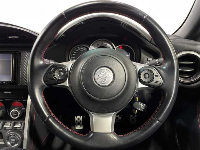 トヨタ ８６ GT 神奈川県 2017(平29)年 6万km クリスタルブラックシリカ ６速ＭＴ/社外７型ナビ(CN-RE05D)/(CD/DVD/SD/BT/フルセグTV)/Ｂカメラ/ＥＴＣ/ＬＥＤヘッドライト/フォグランプ/純正１７インチアルミホイール/プッシュスタート/スマートキー/新車時保証書/取扱説明書/スペアキー