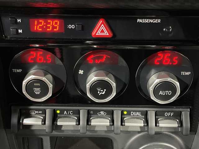 トヨタ ８６ GT 神奈川県 2017(平29)年 6万km クリスタルブラックシリカ ６速ＭＴ/社外７型ナビ(CN-RE05D)/(CD/DVD/SD/BT/フルセグTV)/Ｂカメラ/ＥＴＣ/ＬＥＤヘッドライト/フォグランプ/純正１７インチアルミホイール/プッシュスタート/スマートキー/新車時保証書/取扱説明書/スペアキー