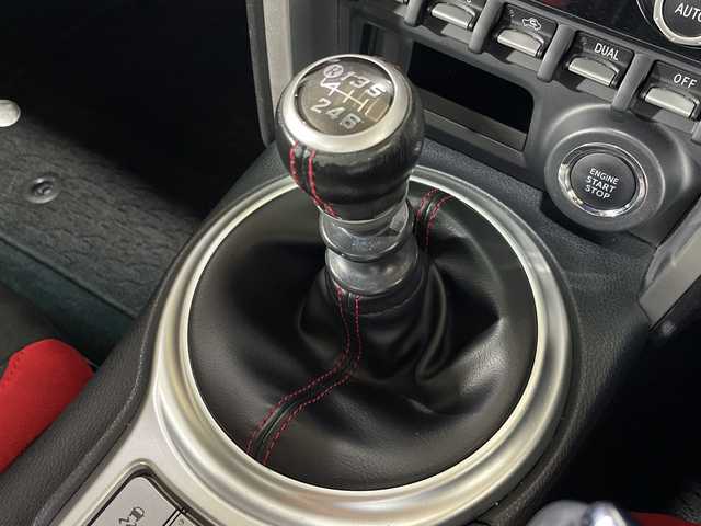 トヨタ ８６ GT 神奈川県 2017(平29)年 6万km クリスタルブラックシリカ ６速ＭＴ/社外７型ナビ(CN-RE05D)/(CD/DVD/SD/BT/フルセグTV)/Ｂカメラ/ＥＴＣ/ＬＥＤヘッドライト/フォグランプ/純正１７インチアルミホイール/プッシュスタート/スマートキー/新車時保証書/取扱説明書/スペアキー