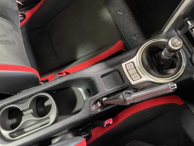 トヨタ ８６ GT 神奈川県 2017(平29)年 6万km クリスタルブラックシリカ ６速ＭＴ/社外７型ナビ(CN-RE05D)/(CD/DVD/SD/BT/フルセグTV)/Ｂカメラ/ＥＴＣ/ＬＥＤヘッドライト/フォグランプ/純正１７インチアルミホイール/プッシュスタート/スマートキー/新車時保証書/取扱説明書/スペアキー