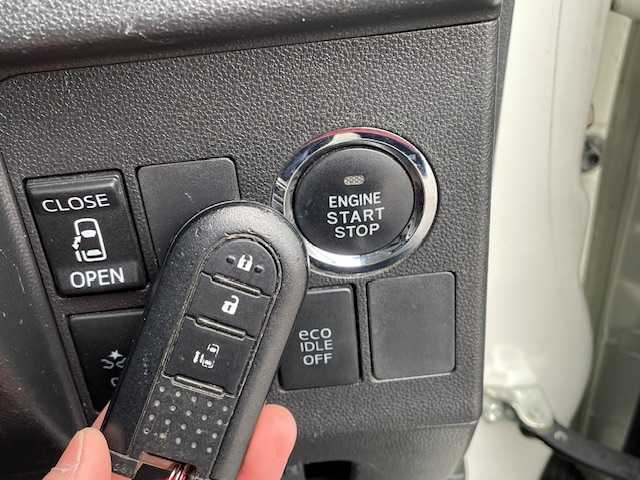 ダイハツ タント カスタム X SAⅡ 富山県 2015(平27)年 9.5万km パールホワイトⅢ (株)IDOMが運営する【じしゃロン富山店】の自社ローン対象車両になります。こちらは現金ご利用時の価格です。自社ローンご希望の方は別途その旨お申付け下さい。/ローダウン/ナビ/フルセグ/DVD/SD/Bluetooth/バックカメラ/ETC/スマートアシスト（衝突軽減）/横滑り防止/片側パワースライドドア/ハーフレザーシート/社外16インチアルミホイール/社外車高調/LEDライト/オートライト/プッシュスタート/スマートキー