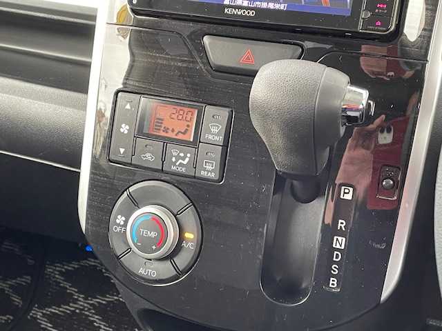 ダイハツ タント カスタム X SAⅡ 富山県 2015(平27)年 9.5万km パールホワイトⅢ (株)IDOMが運営する【じしゃロン富山店】の自社ローン対象車両になります。こちらは現金ご利用時の価格です。自社ローンご希望の方は別途その旨お申付け下さい。/ローダウン/ナビ/フルセグ/DVD/SD/Bluetooth/バックカメラ/ETC/スマートアシスト（衝突軽減）/横滑り防止/片側パワースライドドア/ハーフレザーシート/社外16インチアルミホイール/社外車高調/LEDライト/オートライト/プッシュスタート/スマートキー