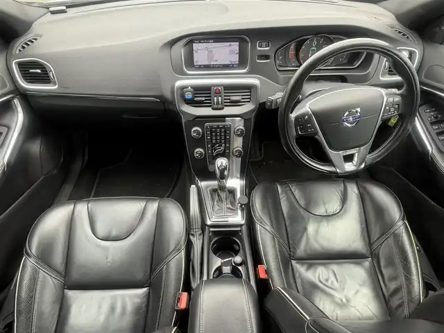 ボルボ Ｖ４０ T－5 Rデザイン 東京都 2013(平25)年 11.7万km 白 ヒューマンセーフティ/衝突警告・自動ブレーキ/歩行者・自転車検知/全車速追従機能付ACC/アダプティブクルーズコントロール/低速追従機能/レーン・キーピング・エイド（LKA）/レーン維持支援機能/レーン逸脱警告機能/ブラインドスポットモニター/後方警報システム/自動ハイビーム/純正ナビ　/ドライバーアラート/ＥＴＣ　/ドライブレコーダー　/パワーシート　/エアーシート/シートヒーター/シートポジションメモリー/コーナーセンサー /盗難防止装置　/アイドリングストップ　/パワーステアリング　/スマートキー