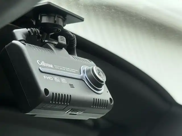 ボルボ Ｖ４０ T－5 Rデザイン 東京都 2013(平25)年 11.7万km 白 ヒューマンセーフティ/衝突警告・自動ブレーキ/歩行者・自転車検知/全車速追従機能付ACC/アダプティブクルーズコントロール/低速追従機能/レーン・キーピング・エイド（LKA）/レーン維持支援機能/レーン逸脱警告機能/ブラインドスポットモニター/後方警報システム/自動ハイビーム/純正ナビ　/ドライバーアラート/ＥＴＣ　/ドライブレコーダー　/パワーシート　/エアーシート/シートヒーター/シートポジションメモリー/コーナーセンサー /盗難防止装置　/アイドリングストップ　/パワーステアリング　/スマートキー