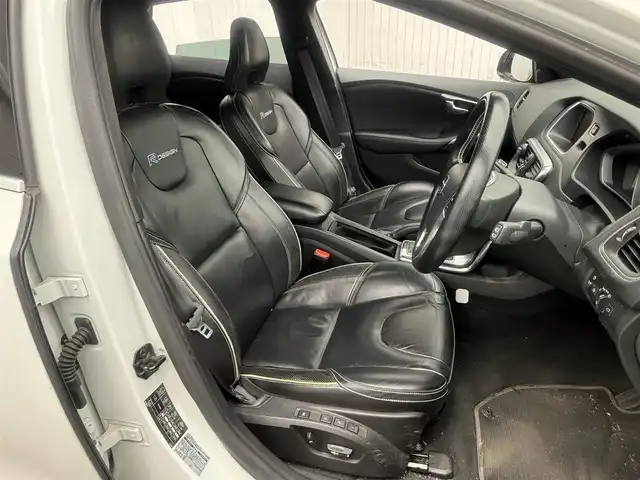 ボルボ Ｖ４０ T－5 Rデザイン 東京都 2013(平25)年 11.7万km 白 ヒューマンセーフティ/衝突警告・自動ブレーキ/歩行者・自転車検知/全車速追従機能付ACC/アダプティブクルーズコントロール/低速追従機能/レーン・キーピング・エイド（LKA）/レーン維持支援機能/レーン逸脱警告機能/ブラインドスポットモニター/後方警報システム/自動ハイビーム/純正ナビ　/ドライバーアラート/ＥＴＣ　/ドライブレコーダー　/パワーシート　/エアーシート/シートヒーター/シートポジションメモリー/コーナーセンサー /盗難防止装置　/アイドリングストップ　/パワーステアリング　/スマートキー