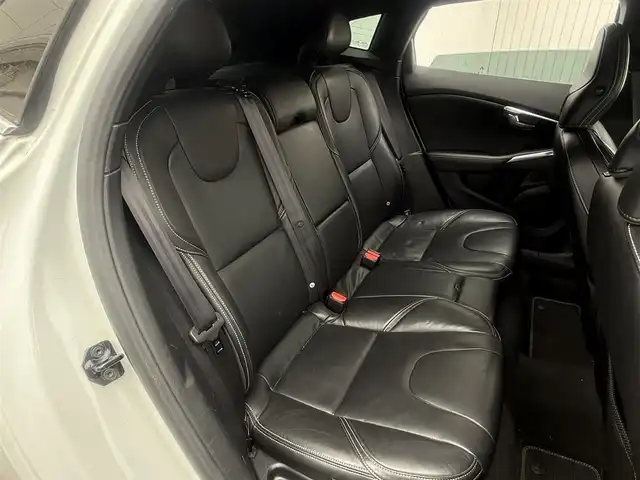 ボルボ Ｖ４０ T－5 Rデザイン 東京都 2013(平25)年 11.7万km 白 ヒューマンセーフティ/衝突警告・自動ブレーキ/歩行者・自転車検知/全車速追従機能付ACC/アダプティブクルーズコントロール/低速追従機能/レーン・キーピング・エイド（LKA）/レーン維持支援機能/レーン逸脱警告機能/ブラインドスポットモニター/後方警報システム/自動ハイビーム/純正ナビ　/ドライバーアラート/ＥＴＣ　/ドライブレコーダー　/パワーシート　/エアーシート/シートヒーター/シートポジションメモリー/コーナーセンサー /盗難防止装置　/アイドリングストップ　/パワーステアリング　/スマートキー