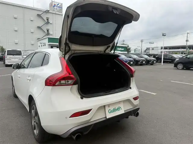 ボルボ Ｖ４０ T－5 Rデザイン 東京都 2013(平25)年 11.7万km 白 ヒューマンセーフティ/衝突警告・自動ブレーキ/歩行者・自転車検知/全車速追従機能付ACC/アダプティブクルーズコントロール/低速追従機能/レーン・キーピング・エイド（LKA）/レーン維持支援機能/レーン逸脱警告機能/ブラインドスポットモニター/後方警報システム/自動ハイビーム/純正ナビ　/ドライバーアラート/ＥＴＣ　/ドライブレコーダー　/パワーシート　/エアーシート/シートヒーター/シートポジションメモリー/コーナーセンサー /盗難防止装置　/アイドリングストップ　/パワーステアリング　/スマートキー