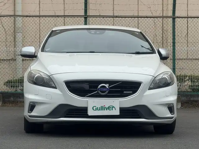 ボルボ Ｖ４０ T－5 Rデザイン 東京都 2013(平25)年 11.7万km 白 ヒューマンセーフティ/衝突警告・自動ブレーキ/歩行者・自転車検知/全車速追従機能付ACC/アダプティブクルーズコントロール/低速追従機能/レーン・キーピング・エイド（LKA）/レーン維持支援機能/レーン逸脱警告機能/ブラインドスポットモニター/後方警報システム/自動ハイビーム/純正ナビ　/ドライバーアラート/ＥＴＣ　/ドライブレコーダー　/パワーシート　/エアーシート/シートヒーター/シートポジションメモリー/コーナーセンサー /盗難防止装置　/アイドリングストップ　/パワーステアリング　/スマートキー