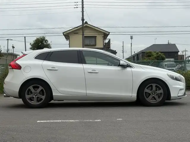 ボルボ Ｖ４０ T－5 Rデザイン 東京都 2013(平25)年 11.7万km 白 ヒューマンセーフティ/衝突警告・自動ブレーキ/歩行者・自転車検知/全車速追従機能付ACC/アダプティブクルーズコントロール/低速追従機能/レーン・キーピング・エイド（LKA）/レーン維持支援機能/レーン逸脱警告機能/ブラインドスポットモニター/後方警報システム/自動ハイビーム/純正ナビ　/ドライバーアラート/ＥＴＣ　/ドライブレコーダー　/パワーシート　/エアーシート/シートヒーター/シートポジションメモリー/コーナーセンサー /盗難防止装置　/アイドリングストップ　/パワーステアリング　/スマートキー