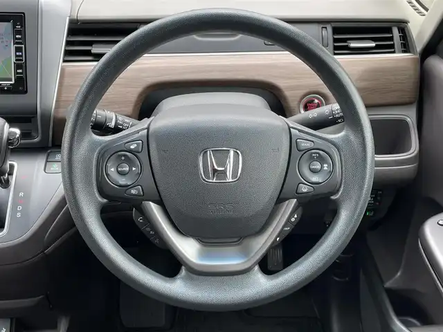 ホンダ フリード G ホンダセンシング 群馬県 2021(令3)年 2.3万km プラチナホワイトパール 純正ナビ/フルセグTV・CD・DVD・BT・IPOD・SD・USB・AUX/ビルトインETC/両側パワースライドドア/追従クルーズコントロール/後方コーナーセンサー/Bカメラ/レーンキープアシスト/横滑り防止/プッシュスタート/ステアリングリモコン/スペアキー×1