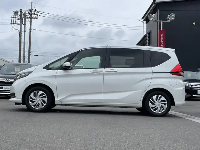 ホンダ フリード G ホンダセンシング 群馬県 2021(令3)年 2.3万km プラチナホワイトパール 純正ナビ/フルセグTV・CD・DVD・BT・IPOD・SD・USB・AUX/ビルトインETC/両側パワースライドドア/追従クルーズコントロール/後方コーナーセンサー/Bカメラ/レーンキープアシスト/横滑り防止/プッシュスタート/ステアリングリモコン/スペアキー×1