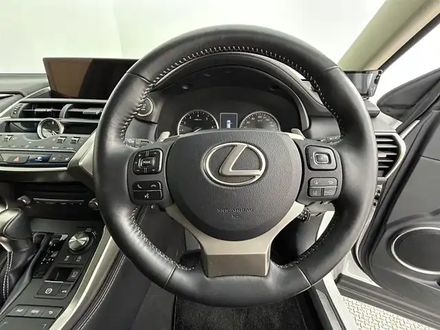 レクサス ＮＸ 300 バージョンL 道央・札幌 2018(平30)年 5.9万km ソニッククォーツ ・４WD/・寒冷地仕様/・メーカーナビ/　CD/DVD/SD/BT/フルセグ/・パノラミックビューモニター/・ビルトインETC2.0/・プリクラッシュセーフティ/・レーダークルーズコントロール/・レーンキープアシスト/・オートハイビーム/・クリアランスソナー/・HUD/・BSM/・レザーシート/・前席パワーシート/・前席エア/シートヒーター/・パワーバックドア/・パドルシフト/・ステアリングスイッチ/・LEDヘッドライト/・フォグライト/・オートライト/・プッシュスタート/・スマートキー/・純正フロアマット/・ドアバイザー