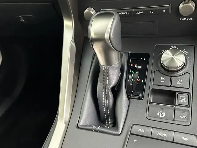 レクサス ＮＸ 300 バージョンL 道央・札幌 2018(平30)年 5.9万km ソニッククォーツ ・４WD/・寒冷地仕様/・メーカーナビ/　CD/DVD/SD/BT/フルセグ/・パノラミックビューモニター/・ビルトインETC2.0/・プリクラッシュセーフティ/・レーダークルーズコントロール/・レーンキープアシスト/・オートハイビーム/・クリアランスソナー/・HUD/・BSM/・レザーシート/・前席パワーシート/・前席エア/シートヒーター/・パワーバックドア/・パドルシフト/・ステアリングスイッチ/・LEDヘッドライト/・フォグライト/・オートライト/・プッシュスタート/・スマートキー/・純正フロアマット/・ドアバイザー