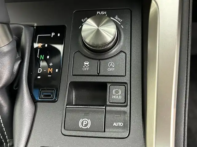 レクサス ＮＸ 300 バージョンL 道央・札幌 2018(平30)年 5.9万km ソニッククォーツ ・４WD/・寒冷地仕様/・メーカーナビ/　CD/DVD/SD/BT/フルセグ/・パノラミックビューモニター/・ビルトインETC2.0/・プリクラッシュセーフティ/・レーダークルーズコントロール/・レーンキープアシスト/・オートハイビーム/・クリアランスソナー/・HUD/・BSM/・レザーシート/・前席パワーシート/・前席エア/シートヒーター/・パワーバックドア/・パドルシフト/・ステアリングスイッチ/・LEDヘッドライト/・フォグライト/・オートライト/・プッシュスタート/・スマートキー/・純正フロアマット/・ドアバイザー