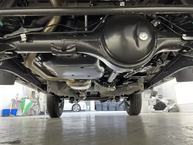 スズキ ジムニー シエラ JC 滋賀県 2024(令6)年 0.3万km ブルーイッシュブラックパール3 禁煙車/ディスプレイオーディオ/Bluetooth/USB/SD/AppleCarPlay/AndroidAuto/バックカメラ/クルーズコントロール/コーナーセンサー/LEDヘッドライト/オートライト/デュアルセンサーブレーキ/シートヒーター/プッシュスタート/ヘッドライトウォッシャー/プッシュスタート/スマートキー/アイドリングストップ/純正アルミホイール