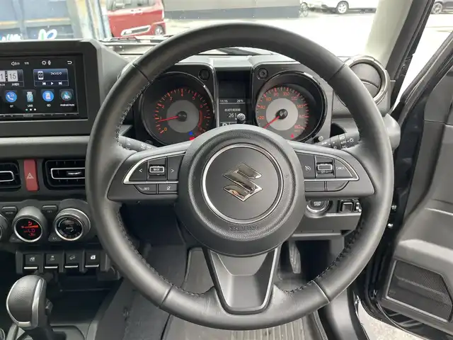 スズキ ジムニー シエラ JC 滋賀県 2024(令6)年 0.3万km ブルーイッシュブラックパール3 禁煙車/ディスプレイオーディオ/Bluetooth/USB/SD/AppleCarPlay/AndroidAuto/バックカメラ/クルーズコントロール/コーナーセンサー/LEDヘッドライト/オートライト/デュアルセンサーブレーキ/シートヒーター/プッシュスタート/ヘッドライトウォッシャー/プッシュスタート/スマートキー/アイドリングストップ/純正アルミホイール