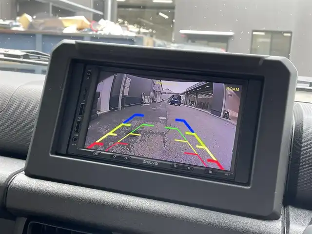 スズキ ジムニー シエラ JC 滋賀県 2024(令6)年 0.3万km ブルーイッシュブラックパール3 禁煙車/ディスプレイオーディオ/Bluetooth/USB/SD/AppleCarPlay/AndroidAuto/バックカメラ/クルーズコントロール/コーナーセンサー/LEDヘッドライト/オートライト/デュアルセンサーブレーキ/シートヒーター/プッシュスタート/ヘッドライトウォッシャー/プッシュスタート/スマートキー/アイドリングストップ/純正アルミホイール