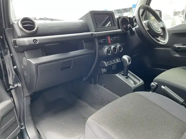 スズキ ジムニー シエラ JC 滋賀県 2024(令6)年 0.3万km ブルーイッシュブラックパール3 禁煙車/ディスプレイオーディオ/Bluetooth/USB/SD/AppleCarPlay/AndroidAuto/バックカメラ/クルーズコントロール/コーナーセンサー/LEDヘッドライト/オートライト/デュアルセンサーブレーキ/シートヒーター/プッシュスタート/ヘッドライトウォッシャー/プッシュスタート/スマートキー/アイドリングストップ/純正アルミホイール