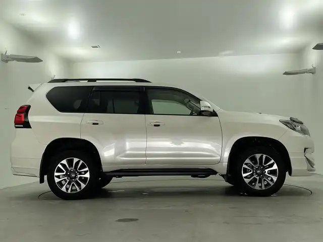トヨタ ランドクルーザー プラド TX Lパッケージ 福島県 2023(令5)年 1.6万km ホワイトパールクリスタルシャイン 7人乗り/寒冷地仕様/モデリスタエアロ/サンルーフ/ルーフレール/純正OP19インチアルミホイール/純正9インチナビ(CD/DVD/Bluetooth/フルセグTV)/バックカメラ/前後ドライブレコーダー/ベージュレザーシート/前席パワーシート/前席シートヒーター/前席シートベンチレーション/トヨタセーフティーセンス/前後コーナーセンサー/ビルトインETC2.0/スペアキー×1/新車時保証書＆取扱説明書