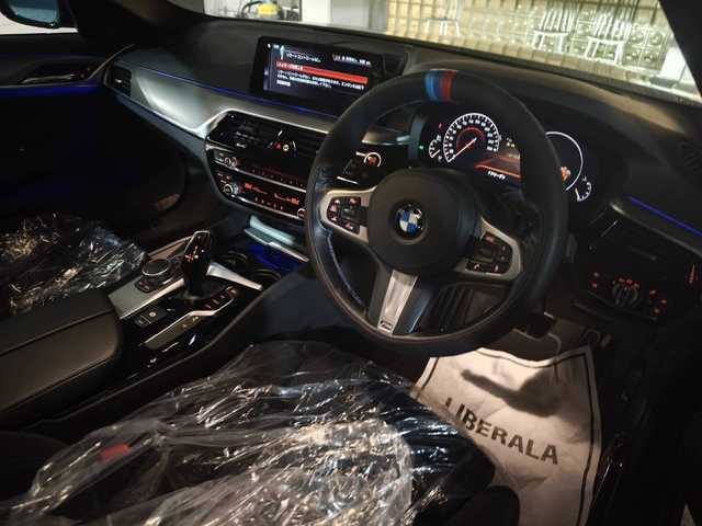 ＢＭＷ ５２３ｄ xDrive Mスピリット 群馬県 2020(令2)年 5.3万km サファイアブラックP ワンオーナー/BMWヘッドアップ・ディスプレイ/ドライビングアシストプラス/・ACC／アクティブ・クルーズ・コントロール（ストップ&ゴー機能付） /・ステアリング&レーン・コントロール・アシスト  /・レーン・ディパーチャー・ウォーニング（車線逸脱警告システム）/・レーン・チェンジ・ウォーニング/・アクティブ・サイド・コリジョン・プロテクション /・前車接近警告機能/・衝突回避・被害軽減ブレーキ（事故回避ステアリング付）/・後車衝突警告機能/・クロス・トラフィック・ウォーニング（フロント&リヤ）/BMWライブ・コックピット/・12.3インチ マルチ・ディスプレイ・メーター・パネル/・10.25インチ ワイド・コントロール・ディスプレイ（タッチ・パネル機能付）/・HDDナビゲーション・システム（VICS 3メディア対応）/社外グリル/置くだけ充電/前席パワーシート/前後ドライブレコーダー/保証書/取扱説明書/スペアキー