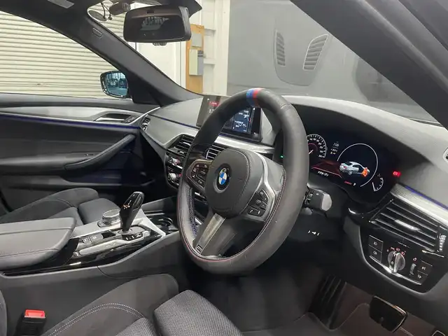 ＢＭＷ ５２３ｄ xDrive Mスピリット 群馬県 2020(令2)年 5.3万km サファイアブラックP ワンオーナー/BMWヘッドアップ・ディスプレイ/ドライビングアシストプラス/・ACC／アクティブ・クルーズ・コントロール（ストップ&ゴー機能付） /・ステアリング&レーン・コントロール・アシスト  /・レーン・ディパーチャー・ウォーニング（車線逸脱警告システム）/・レーン・チェンジ・ウォーニング/・アクティブ・サイド・コリジョン・プロテクション /・前車接近警告機能/・衝突回避・被害軽減ブレーキ（事故回避ステアリング付）/・後車衝突警告機能/・クロス・トラフィック・ウォーニング（フロント&リヤ）/BMWライブ・コックピット/・12.3インチ マルチ・ディスプレイ・メーター・パネル/・10.25インチ ワイド・コントロール・ディスプレイ（タッチ・パネル機能付）/・HDDナビゲーション・システム（VICS 3メディア対応）/社外グリル/置くだけ充電/前席パワーシート/前後ドライブレコーダー/保証書/取扱説明書/スペアキー