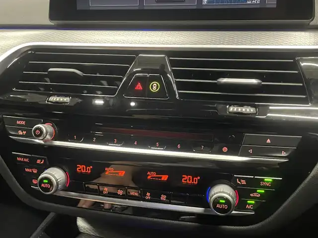 ＢＭＷ ５２３ｄ xDrive Mスピリット 群馬県 2020(令2)年 5.3万km サファイアブラックP ワンオーナー/BMWヘッドアップ・ディスプレイ/ドライビングアシストプラス/・ACC／アクティブ・クルーズ・コントロール（ストップ&ゴー機能付） /・ステアリング&レーン・コントロール・アシスト  /・レーン・ディパーチャー・ウォーニング（車線逸脱警告システム）/・レーン・チェンジ・ウォーニング/・アクティブ・サイド・コリジョン・プロテクション /・前車接近警告機能/・衝突回避・被害軽減ブレーキ（事故回避ステアリング付）/・後車衝突警告機能/・クロス・トラフィック・ウォーニング（フロント&リヤ）/BMWライブ・コックピット/・12.3インチ マルチ・ディスプレイ・メーター・パネル/・10.25インチ ワイド・コントロール・ディスプレイ（タッチ・パネル機能付）/・HDDナビゲーション・システム（VICS 3メディア対応）/社外グリル/置くだけ充電/前席パワーシート/前後ドライブレコーダー/保証書/取扱説明書/スペアキー