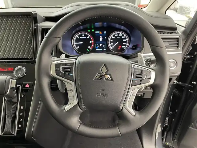 三菱 デリカＤ：５ シャモニー 滋賀県 2025(令7)年 0.1千km グラファイトグレーメタリック/ブラックマイカ 届出済み未使用車/全方位カメラ/両側パワースライドドア/ハーフレザーシート/追従クルーズコントロール/ブラインドスポットモニタリング/LEDヘッドライト/オートマチックハイビーム/D席パワーシート/D/Nシートヒーター/ステアリングヒーター/パワーバックドア/AC100V電源/電動パーキングブレーキ/オートブレーキホールド/パドルシフト/プッシュスタート/スマートキー/ステアリングリモコン