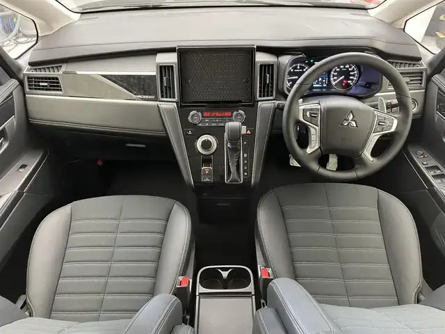 三菱 デリカＤ：５ シャモニー 滋賀県 2025(令7)年 0.1千km グラファイトグレーメタリック/ブラックマイカ 届出済み未使用車/全方位カメラ/両側パワースライドドア/ハーフレザーシート/追従クルーズコントロール/ブラインドスポットモニタリング/LEDヘッドライト/オートマチックハイビーム/D席パワーシート/D/Nシートヒーター/ステアリングヒーター/パワーバックドア/AC100V電源/電動パーキングブレーキ/オートブレーキホールド/パドルシフト/プッシュスタート/スマートキー/ステアリングリモコン