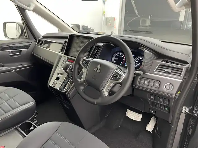 三菱 デリカＤ：５ シャモニー 滋賀県 2025(令7)年 0.1千km グラファイトグレーメタリック/ブラックマイカ 届出済み未使用車/全方位カメラ/両側パワースライドドア/ハーフレザーシート/追従クルーズコントロール/ブラインドスポットモニタリング/LEDヘッドライト/オートマチックハイビーム/D席パワーシート/D/Nシートヒーター/ステアリングヒーター/パワーバックドア/AC100V電源/電動パーキングブレーキ/オートブレーキホールド/パドルシフト/プッシュスタート/スマートキー/ステアリングリモコン