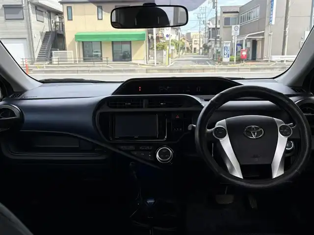 トヨタ アクア S 埼玉県 2015(平27)年 14.3万km ライムホワイトパールクリスタルシャイン (株)IDOMが運営する【じしゃロン鳩ヶ谷店】の自社ローン専用車両になりますこちらは現金またはオートローンご利用時の価格です。自社ローンご希望の方は別途その旨お申付け下さい/スマートエントリーナビＰＫＧ/・スマートエントリーシステム/・バックカメラ/・６スピーカー/・ステアリングスイッチ/メモリナビ/　(CD/DVD/USB/Bluetooth接続)/フルセグＴＶ/ＥＴＣ/プッシュスタート/オートライト/ＬＥＤヘッドライト/ＬＥＤフォグランプ