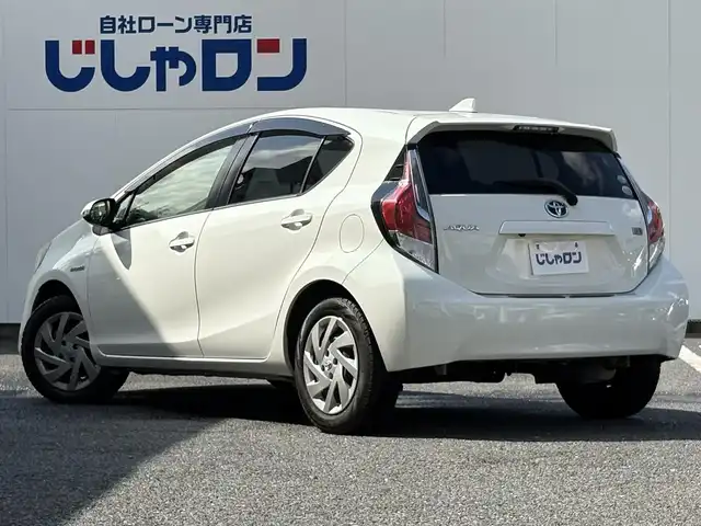 トヨタ アクア S 埼玉県 2015(平27)年 14.3万km ライムホワイトパールクリスタルシャイン (株)IDOMが運営する【じしゃロン鳩ヶ谷店】の自社ローン専用車両になりますこちらは現金またはオートローンご利用時の価格です。自社ローンご希望の方は別途その旨お申付け下さい/スマートエントリーナビＰＫＧ/・スマートエントリーシステム/・バックカメラ/・６スピーカー/・ステアリングスイッチ/メモリナビ/　(CD/DVD/USB/Bluetooth接続)/フルセグＴＶ/ＥＴＣ/プッシュスタート/オートライト/ＬＥＤヘッドライト/ＬＥＤフォグランプ