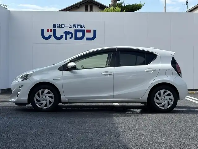 トヨタ アクア S 埼玉県 2015(平27)年 14.3万km ライムホワイトパールクリスタルシャイン (株)IDOMが運営する【じしゃロン鳩ヶ谷店】の自社ローン専用車両になりますこちらは現金またはオートローンご利用時の価格です。自社ローンご希望の方は別途その旨お申付け下さい/スマートエントリーナビＰＫＧ/・スマートエントリーシステム/・バックカメラ/・６スピーカー/・ステアリングスイッチ/メモリナビ/　(CD/DVD/USB/Bluetooth接続)/フルセグＴＶ/ＥＴＣ/プッシュスタート/オートライト/ＬＥＤヘッドライト/ＬＥＤフォグランプ