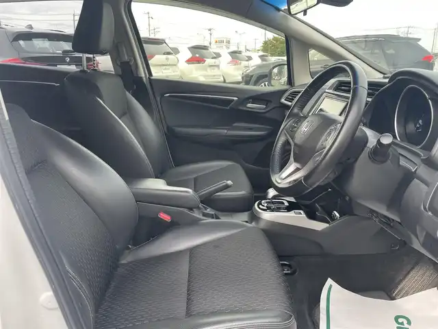 ホンダ フィット ハイブリット Lパッケージ 山形県 2015(平27)年 10.5万km ホワイトオーキッドパール 衝突軽減/メモリナビ/　【 CD　DVD　フルセグ　BT　AM・FM】/バックカメラ/クルーズコントロール/LEDオートライト/ハーフレザーシート/15インチアルミホイール/ステアリングスイッチ/電動格納ウィンカーミラー/純正フロアマット/ドアバイザー/スマートキー/ETC