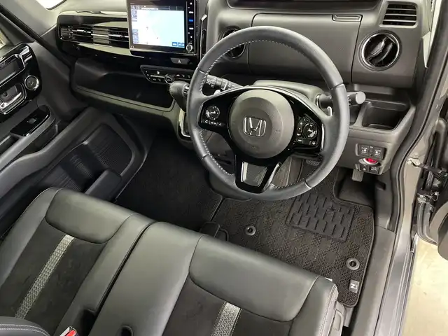 ホンダ Ｎ ＢＯＸ カスタム L ターボ 鹿児島県 2021(令3)年 1.8万km シャイニンググレーM 純正8型ナビ/（AM/FM/CD/DVD/Bluetooth/フルセグ）/バックカメラ/両側パワースライドドア/ホンダセンシング/レーダークルーズコントロール/レーンキープアシスト/オートライト/オートハイビーム/前後ドライブレコーダー/パドルシフト/ハーフレザーシート/シートヒーター/ETC/LEDヘッドライト/スマートキー/純正フロアマット