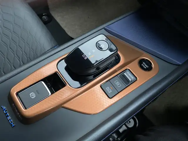 日産 ノート オーテック FOUR 青森県 2022(令4)年 1.3万km ピュアホワイトパール ワンオーナー/４WD/純正メモリナビ/（BT／AM／FM／DVD）/純正エアロ/全周囲方位カメラ/黒レザーシート（AUTCH）/シートヒーター（運転席＋助手席）/ステアリングスイッチ/ステアリングヒーター/LEDヘッドライト/オートマチックハイビーム/ビルトインETC/ドライブレコーダー（前後）/デジタルルームミラー/スペアキー/保証書/取り扱い説明書