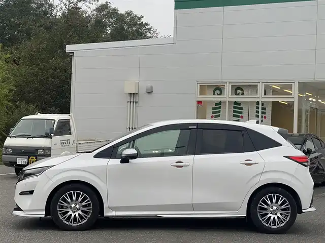 日産 ノート オーテック FOUR 青森県 2022(令4)年 1.3万km ピュアホワイトパール ワンオーナー/４WD/純正メモリナビ/（BT／AM／FM／DVD）/純正エアロ/全周囲方位カメラ/黒レザーシート（AUTCH）/シートヒーター（運転席＋助手席）/ステアリングスイッチ/ステアリングヒーター/LEDヘッドライト/オートマチックハイビーム/ビルトインETC/ドライブレコーダー（前後）/デジタルルームミラー/スペアキー/保証書/取り扱い説明書