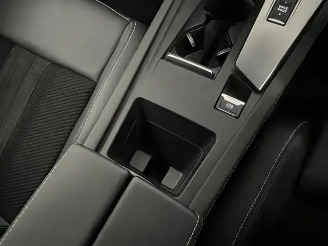 プジョー ３０８ GT ブルーHDi 山形県 2022(令4)年 2.7万km 緑 ボディカラー：オリビン・グリーン（色番：KJR）/純正ナビゲーション/Applecarplay/androidauto/Bluetooth/USB/ハーフレザーシート/運転席パワーシート/シートヒーター（D/N）/ランバーサポート（マッサージ機能）（D/N）/アダプティブライト/インテリジェントハイビーム/アダプティブクルーズコントロール/車両診断機能/スペアキー×１/保証書/取説