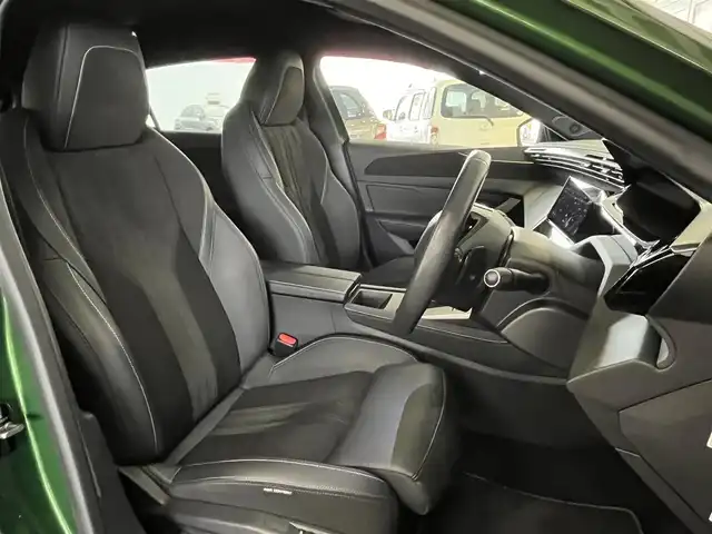 プジョー ３０８ GT ブルーHDi 山形県 2022(令4)年 2.7万km 緑 ボディカラー：オリビン・グリーン（色番：KJR）/純正ナビゲーション/Applecarplay/androidauto/Bluetooth/USB/ハーフレザーシート/運転席パワーシート/シートヒーター（D/N）/ランバーサポート（マッサージ機能）（D/N）/アダプティブライト/インテリジェントハイビーム/アダプティブクルーズコントロール/車両診断機能/スペアキー×１/保証書/取説
