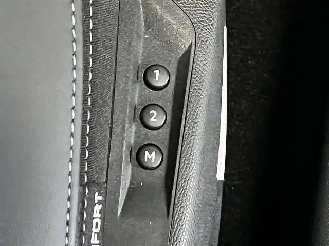 プジョー ３０８ GT ブルーHDi 山形県 2022(令4)年 2.7万km 緑 ボディカラー：オリビン・グリーン（色番：KJR）/純正ナビゲーション/Applecarplay/androidauto/Bluetooth/USB/ハーフレザーシート/運転席パワーシート/シートヒーター（D/N）/ランバーサポート（マッサージ機能）（D/N）/アダプティブライト/インテリジェントハイビーム/アダプティブクルーズコントロール/車両診断機能/スペアキー×１/保証書/取説