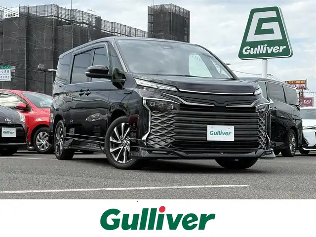 トヨタ ヴォクシー S－Z 大分県 2023(令5)年 1.8万km アティチュードブラックマイカ ・ナビ(CD/DVD/BT/SD/Miracast/HDMI)/・バックモニター/・GRエアロ/・フルセグテレビ/・フリップダウンモニター/・両側パワースライドドア/・プリクラッシュセーフティ/・レーンキープアシスト/・レーダークルーズコントロール/・ドライブレコーダー/・ETC 2.0/・オートハイビーム/・ステアリングリモコン/・スマートキー/・プッシュスタートボタン/・純正アルミホイール