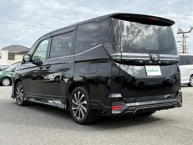 トヨタ ヴォクシー S－Z 大分県 2023(令5)年 1.8万km アティチュードブラックマイカ ・ナビ(CD/DVD/BT/SD/Miracast/HDMI)/・バックモニター/・GRエアロ/・フルセグテレビ/・フリップダウンモニター/・両側パワースライドドア/・プリクラッシュセーフティ/・レーンキープアシスト/・レーダークルーズコントロール/・ドライブレコーダー/・ETC 2.0/・オートハイビーム/・ステアリングリモコン/・スマートキー/・プッシュスタートボタン/・純正アルミホイール