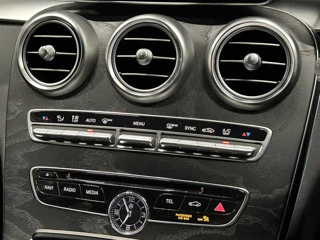 メルセデス・ベンツ Ｃ２２０ｄ ローレウスエディション 静岡県 2018(平30)年 6.6万km ポーラホワイト 純正ナビ/・純正フルセグTV/・バックカメラ/主要装備/・レーダーセーフティパッケージ/・禁煙車/・前方ドラレコ/・前方シートヒータ/・前方パワーシート/・オートライト/・本革シート/・純正フルセグTV/・ブラインドスポット/・BT/・USB/・純正18インチAW/・ETC2.0/・エアサスペンション