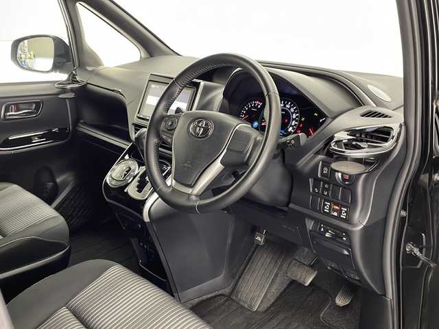 トヨタ ヴォクシー ZS 煌Ⅱ 宮崎県 2019(平31)年 5.6万km ブラック 純正SDナビ　型式NS2T-Y68T/(AM/FM/CD/DVD/BT/フルセグTV）/後席純正フリップダウンモニター/両側パワースライドドア/バックカメラ/純正アルミホイール/純正ビルトインETC/純正LEDヘッドライト/純正フォグランプ/オートライト/オートマチックハイビーム/スペアキー1本/純正サンバイザー/社外フロアマット/トヨタセーフティセンス/・衝突被害軽減ブレーキ/・横滑り防止装置/・レーンキープアシスト/・前後コーナーセンサー/・ABS/・盗難防止装置装置