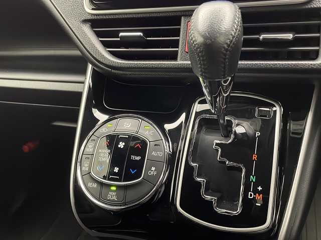 トヨタ ヴォクシー ZS 煌Ⅱ 宮崎県 2019(平31)年 5.6万km ブラック 純正SDナビ　型式NS2T-Y68T/(AM/FM/CD/DVD/BT/フルセグTV）/後席純正フリップダウンモニター/両側パワースライドドア/バックカメラ/純正アルミホイール/純正ビルトインETC/純正LEDヘッドライト/純正フォグランプ/オートライト/オートマチックハイビーム/スペアキー1本/純正サンバイザー/社外フロアマット/トヨタセーフティセンス/・衝突被害軽減ブレーキ/・横滑り防止装置/・レーンキープアシスト/・前後コーナーセンサー/・ABS/・盗難防止装置装置