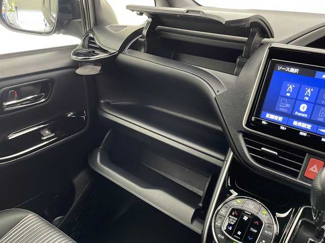 トヨタ ヴォクシー ZS 煌Ⅱ 宮崎県 2019(平31)年 5.6万km ブラック 純正SDナビ　型式NS2T-Y68T/(AM/FM/CD/DVD/BT/フルセグTV）/後席純正フリップダウンモニター/両側パワースライドドア/バックカメラ/純正アルミホイール/純正ビルトインETC/純正LEDヘッドライト/純正フォグランプ/オートライト/オートマチックハイビーム/スペアキー1本/純正サンバイザー/社外フロアマット/トヨタセーフティセンス/・衝突被害軽減ブレーキ/・横滑り防止装置/・レーンキープアシスト/・前後コーナーセンサー/・ABS/・盗難防止装置装置