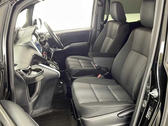 トヨタ ヴォクシー ZS 煌Ⅱ 宮崎県 2019(平31)年 5.6万km ブラック 純正SDナビ　型式NS2T-Y68T/(AM/FM/CD/DVD/BT/フルセグTV）/後席純正フリップダウンモニター/両側パワースライドドア/バックカメラ/純正アルミホイール/純正ビルトインETC/純正LEDヘッドライト/純正フォグランプ/オートライト/オートマチックハイビーム/スペアキー1本/純正サンバイザー/社外フロアマット/トヨタセーフティセンス/・衝突被害軽減ブレーキ/・横滑り防止装置/・レーンキープアシスト/・前後コーナーセンサー/・ABS/・盗難防止装置装置